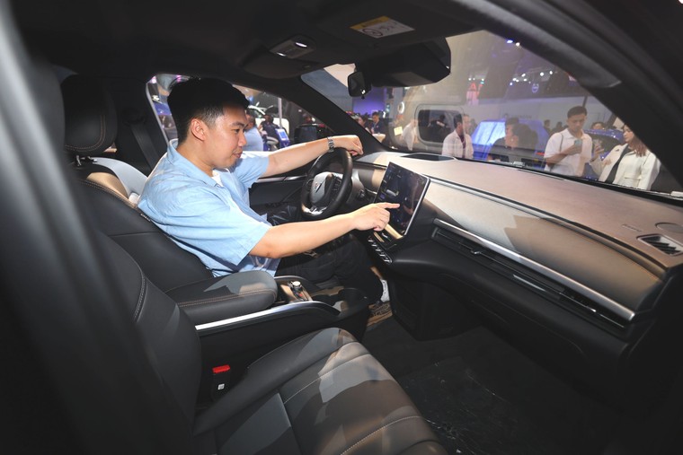 VinFast mở bán mẫu B-SUV VF6 và công bố chính sách sạc miễn phí ô tô điện tại Philippines ảnh 1