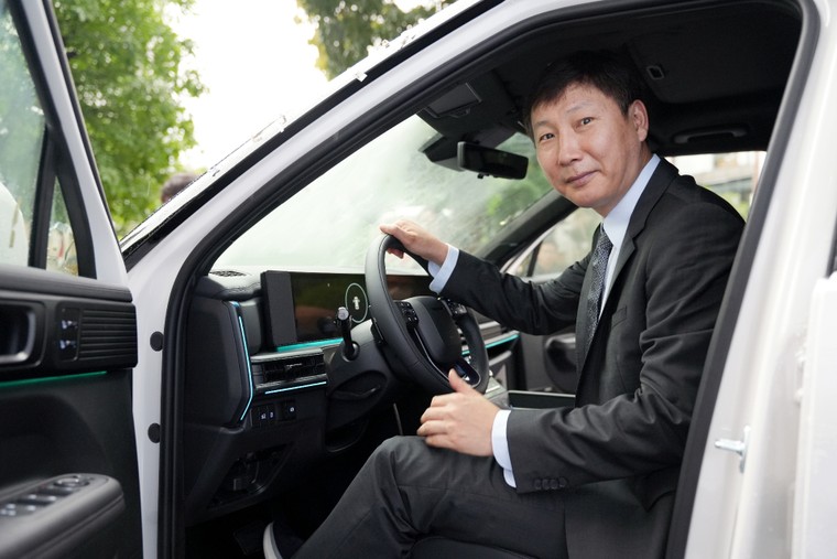 Hyundai Thành Công Việt Nam bàn giao xe Hyundai Santa Fe Calligraphy 2.5 turbo cho HLV Kim Sang-sik ảnh 2