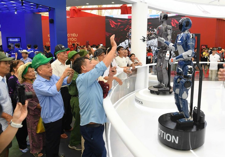 Vingroup ghi dấu ấn kiến tạo tại triển lãm ‘Thành tựu đất nước: 80 năm hành trình Độc lập - Tự do - Hạnh phúc’ ảnh 3