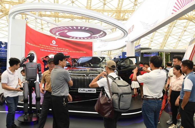 Vingroup ghi dấu ấn kiến tạo tại triển lãm ‘Thành tựu đất nước: 80 năm hành trình Độc lập - Tự do - Hạnh phúc’ ảnh 2