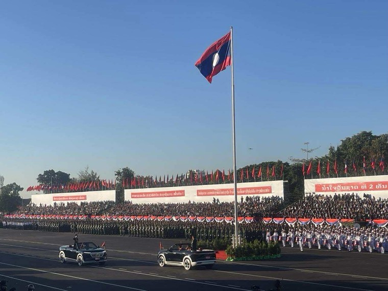 Kiều bào Việt tại Vientiane: Xúc động khi xe điện 'make in Vietnam' nổi bật tại lễ diễu binh, diễu hành mừng Quốc khánh Lào ảnh 4
