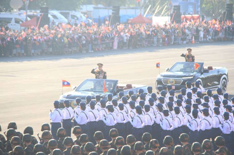 Kiều bào Việt tại Vientiane: Xúc động khi xe điện 'make in Vietnam' nổi bật tại lễ diễu binh, diễu hành mừng Quốc khánh Lào ảnh 3