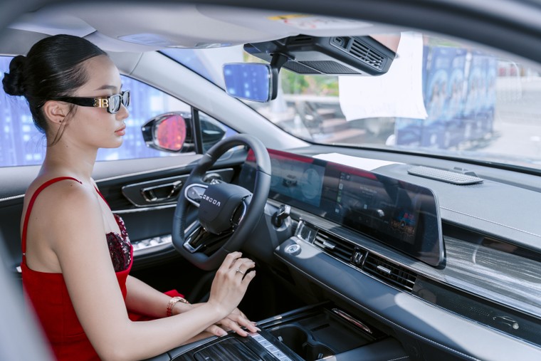 Omoda & Jaecoo Việt Nam ra mắt Omoda C5 SHS-H: SUV Super Hybrid mạnh mẽ, ưu đãi 08 năm đổ xăng miễn phí, giá chỉ từ 599 triệu đồng ảnh 6