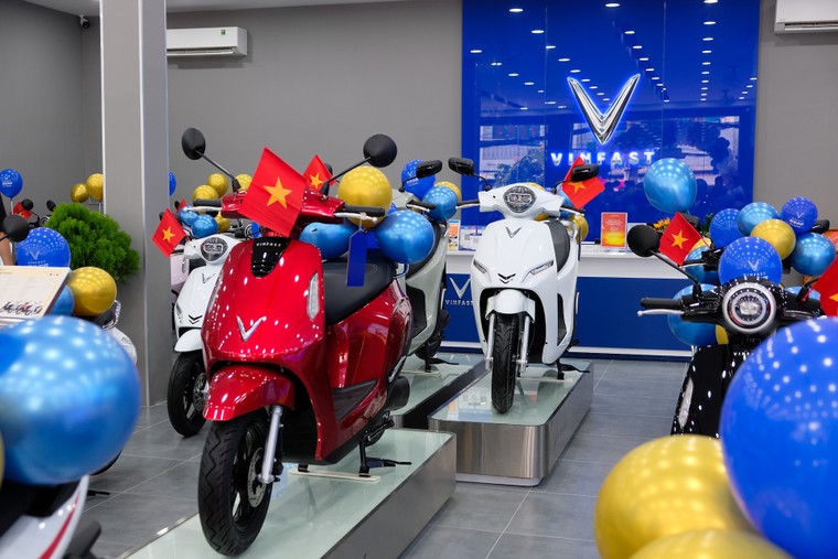 VinFast đồng loạt khai trương 66 đại lý xe máy điện - Giới thiệu mô hình Showroom xe điẹn cao cấp EV-Zone ảnh 1