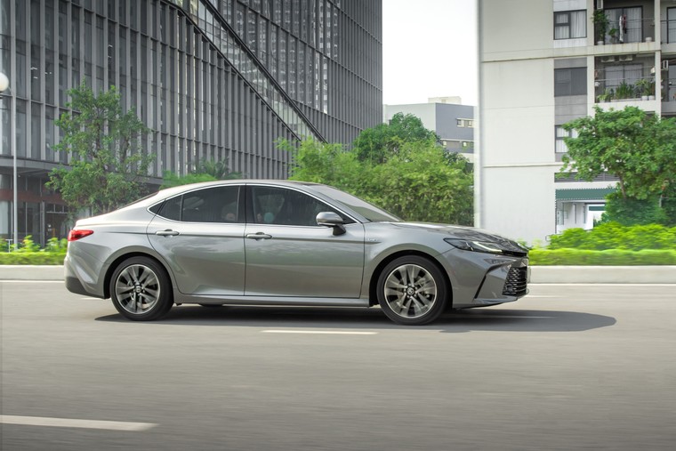 Toyota Việt Nam công bố điều chỉnh giá bán Camry HEV Premium ảnh 4