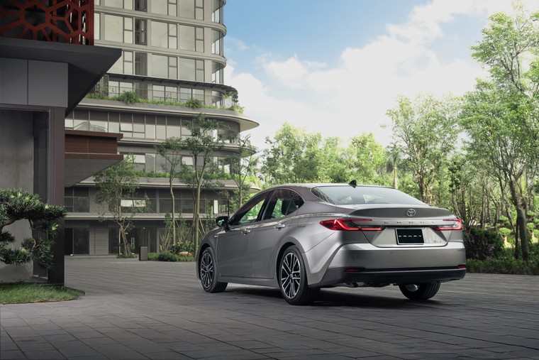 Toyota Việt Nam công bố điều chỉnh giá bán Camry HEV Premium ảnh 3