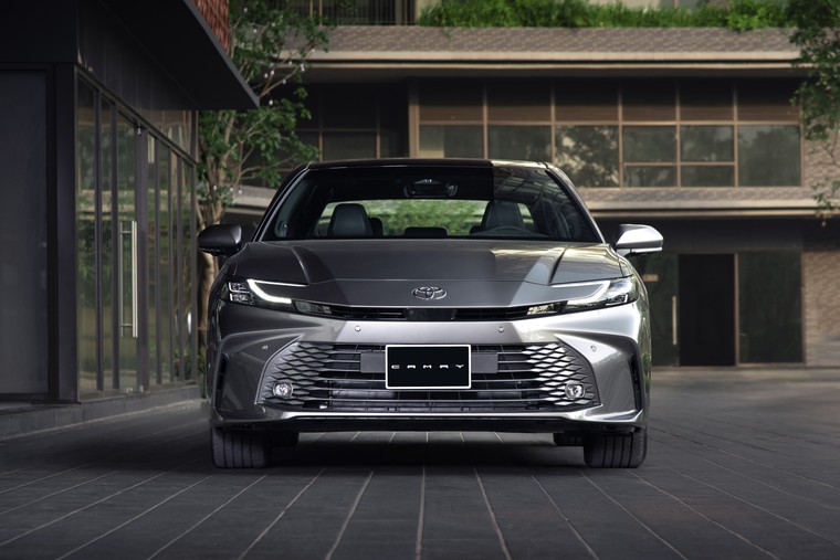 Toyota Việt Nam công bố điều chỉnh giá bán Camry HEV Premium ảnh 1