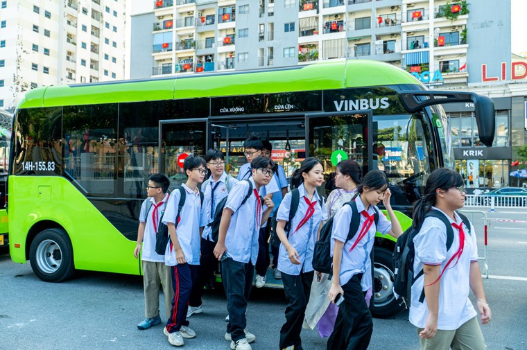 Quảng Ninh triển khai xe bus điện miễn phí đưa đón học sinh đến trường ảnh 1