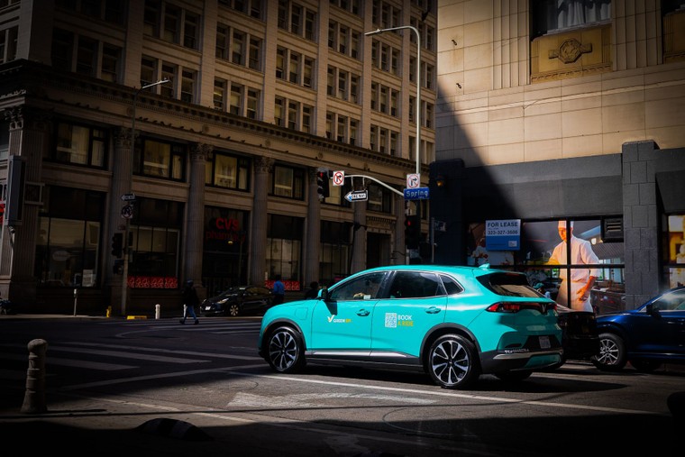 Green SM chính thức khai trương dịch vụ taxi thuần điện tại Mỹ ảnh 3
