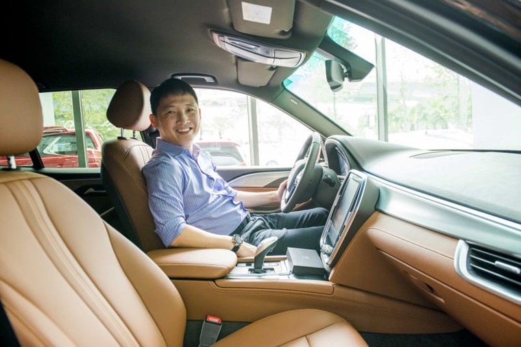 'Ông trùm' Rolls-Royce Việt Nam nhận xe VinFast Lux SA2.0 ảnh 4