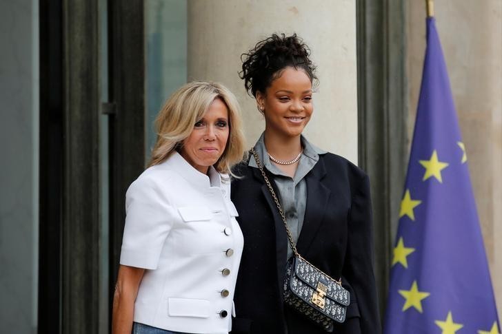 Rihanna gặp tổng thống Pháp Macron để bàn về giáo dục ảnh 1