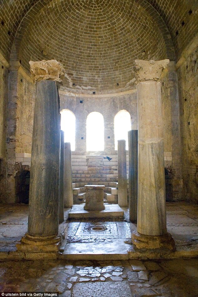 Tìm thấy ngôi mộ của ông già Noel? ảnh 2