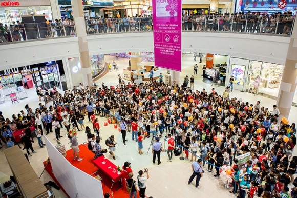 Sơn Tùng M-TP khiến hàng nghìn fan ‘tan chảy’ trong ngày ký tặng ảnh 1