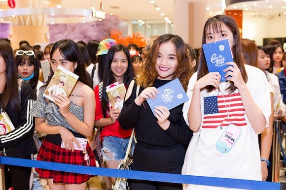 Sơn Tùng M-TP khiến hàng nghìn fan ‘tan chảy’ trong ngày ký tặng ảnh 2