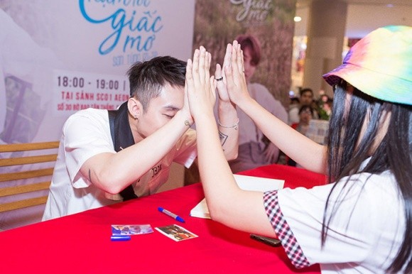 Sơn Tùng M-TP khiến hàng nghìn fan ‘tan chảy’ trong ngày ký tặng ảnh 5