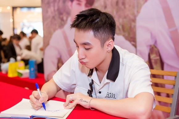 Sơn Tùng M-TP khiến hàng nghìn fan ‘tan chảy’ trong ngày ký tặng ảnh 8