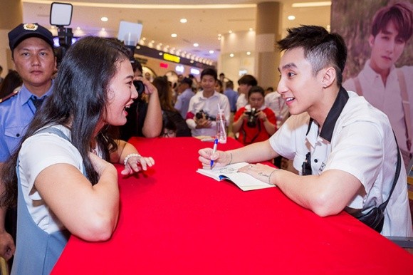 Sơn Tùng M-TP khiến hàng nghìn fan ‘tan chảy’ trong ngày ký tặng ảnh 6