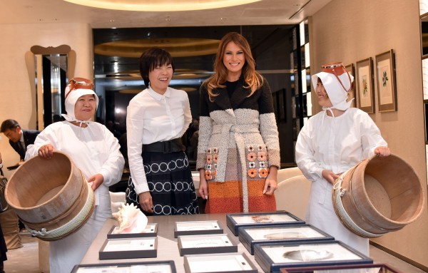 Đệ nhất phu nhân Mỹ thích thú với ngọc trai Nhật Bản ảnh 2