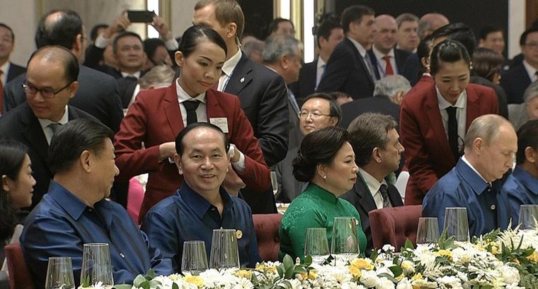 Các nhà lãnh đạo APEC cùng mặc trang phục tơ tằm của Việt Nam ảnh 9