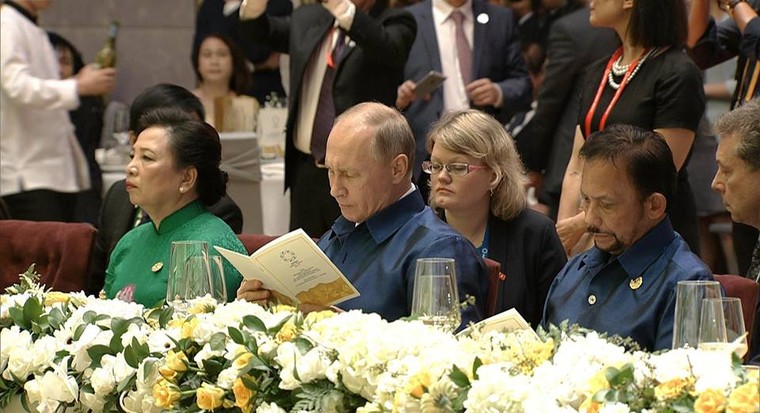 Các nhà lãnh đạo APEC cùng mặc trang phục tơ tằm của Việt Nam ảnh 10