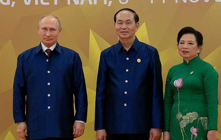 Các nhà lãnh đạo APEC cùng mặc trang phục tơ tằm của Việt Nam ảnh 3