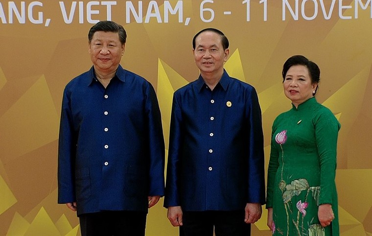 Các nhà lãnh đạo APEC cùng mặc trang phục tơ tằm của Việt Nam ảnh 6