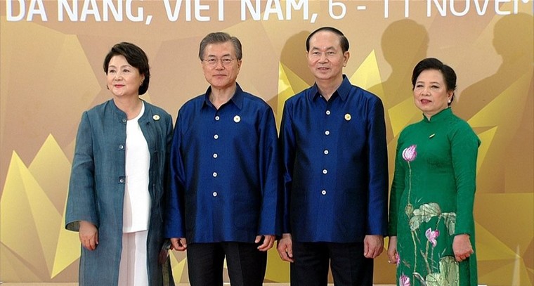 Các nhà lãnh đạo APEC cùng mặc trang phục tơ tằm của Việt Nam ảnh 5