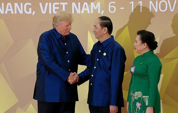 Các nhà lãnh đạo APEC cùng mặc trang phục tơ tằm của Việt Nam ảnh 2