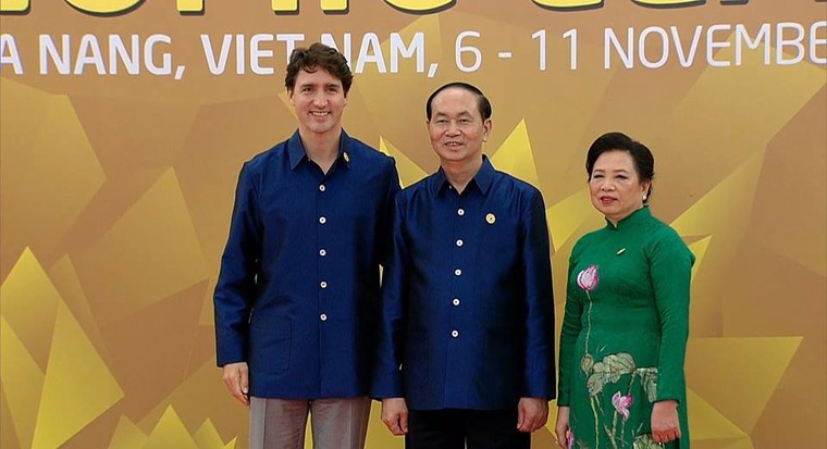 Các nhà lãnh đạo APEC cùng mặc trang phục tơ tằm của Việt Nam ảnh 4