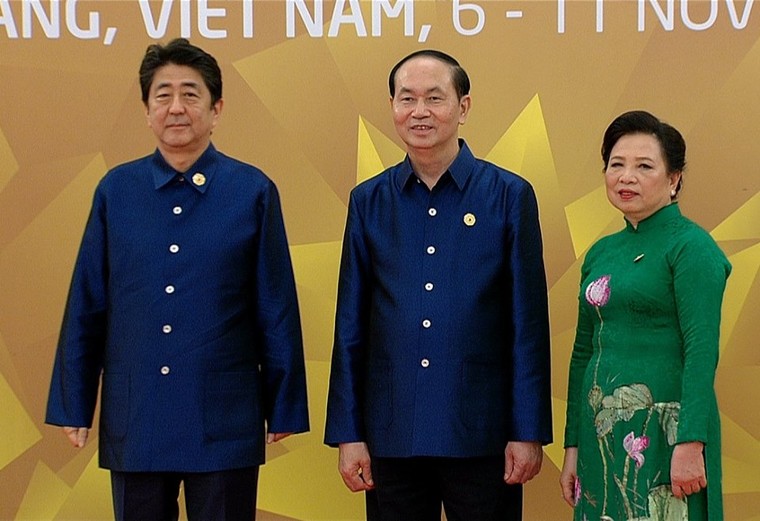 Các nhà lãnh đạo APEC cùng mặc trang phục tơ tằm của Việt Nam ảnh 7