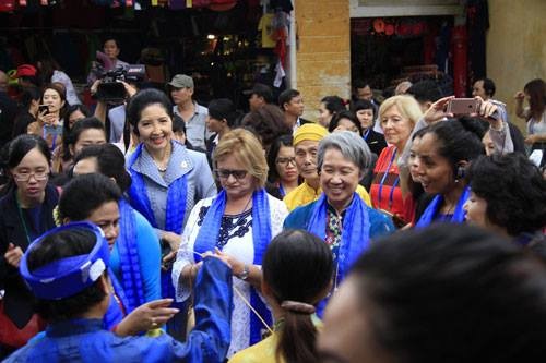 Phu nhân, phu quân lãnh đạo APEC thăm quan phố cổ Hội An ảnh 2