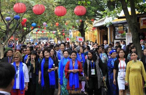 Phu nhân, phu quân lãnh đạo APEC thăm quan phố cổ Hội An ảnh 4