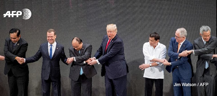 Tổng thống Trump 'bối rối' với nghi thức bắt tay truyền thống của ASEAN ảnh 2
