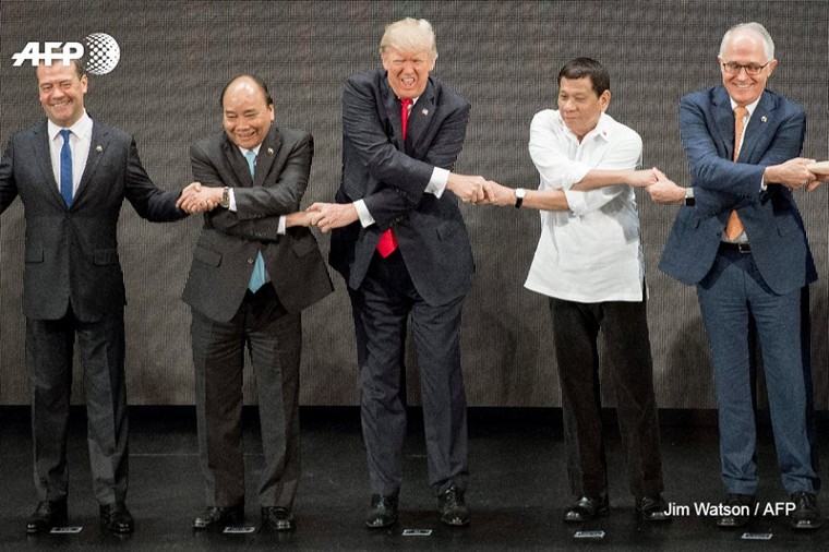 Tổng thống Trump 'bối rối' với nghi thức bắt tay truyền thống của ASEAN ảnh 4
