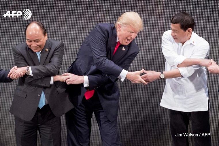Tổng thống Trump 'bối rối' với nghi thức bắt tay truyền thống của ASEAN ảnh 3