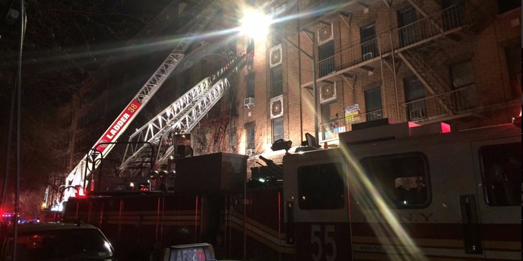 New York: Hỏa hoạn kinh hoàng nhất từ năm 1990, ít nhất 12 người thiệt mạng ảnh 1