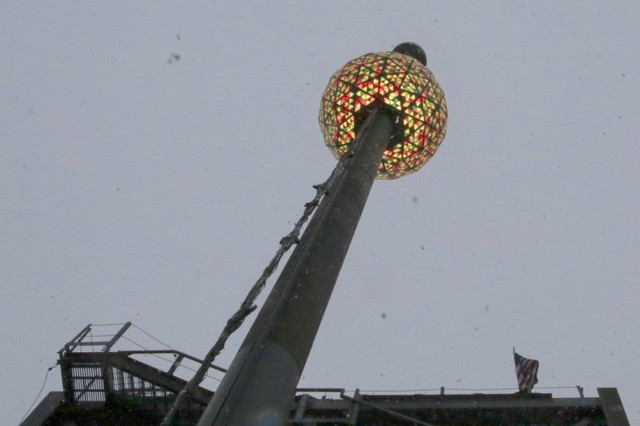 Không khí đón năm mới 2018 rộn ràng khắp thế giới ảnh 2