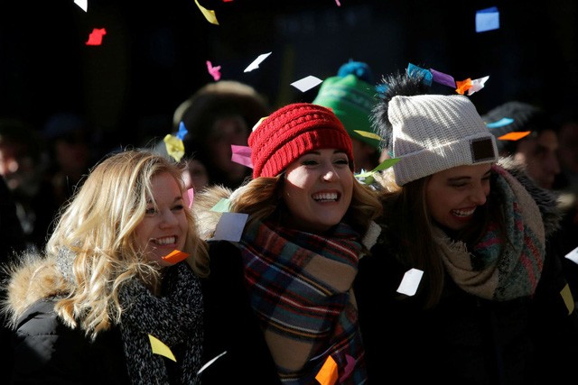 Không khí đón năm mới 2018 rộn ràng khắp thế giới ảnh 4