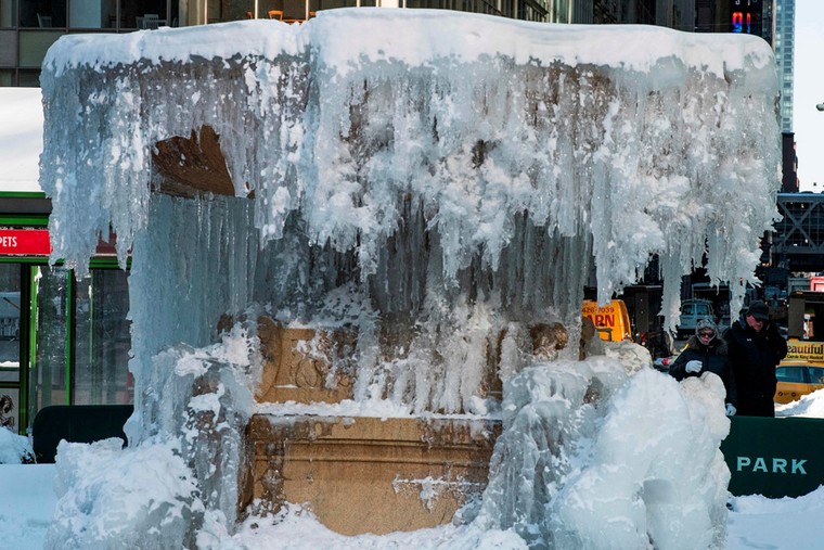 Mỹ: Nhìn lại sự thiệt hại kinh hoàng của trận bão tuyết lịch sử ảnh 2