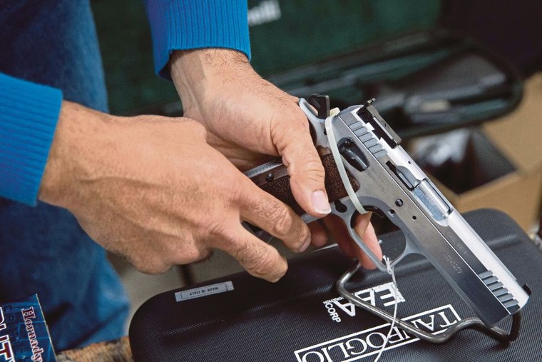 Sau vụ thảm sát trường học, giáo viên Mỹ sẽ được đào tào sử dụng vũ khí ảnh 1