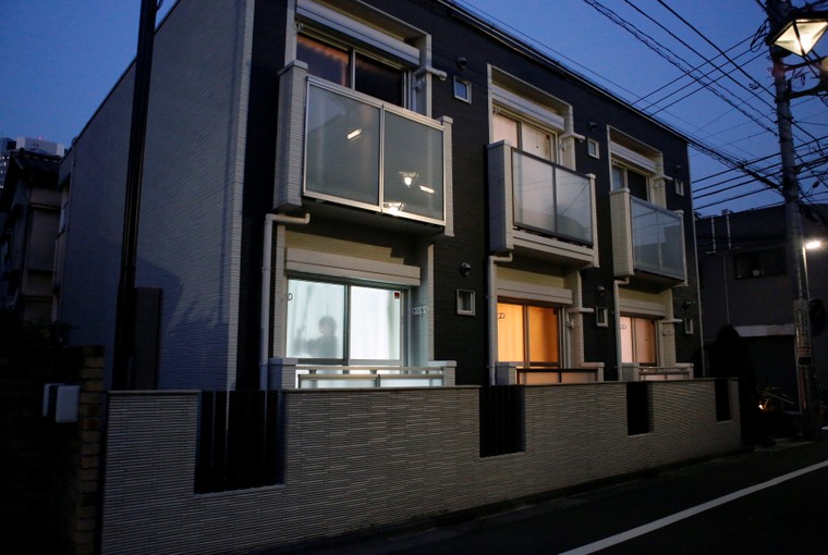 Nhật Bản phát minh ‘người đàn ông trên rèm cửa’ để bảo vệ phụ nữ ảnh 2