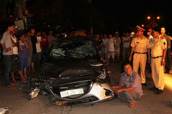 Ôtô tông hàng loạt xe máy, 5 người bị hất văng ảnh 1