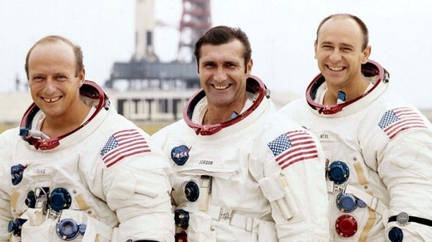 Phi hành gia thứ tư đặt chân lên mặt trăng qua đời ở tuổi 86 ảnh 2