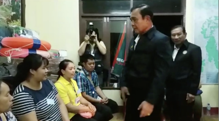 Thủ tướng Thái Lan thăm hỏi gia đình của đội bóng nhí ảnh 1