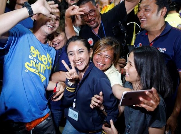 Người dân Thái Lan ăn mừng khi cuộc giải cứu thành công ảnh 7