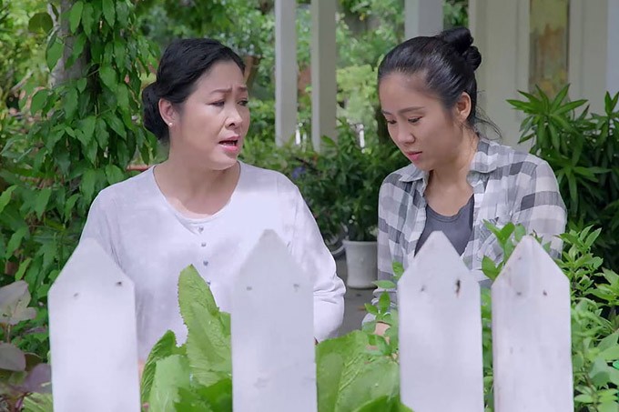 NSND Hồng Vân vào vai bà Mai, một người mẹ quá quắt khi có sự thiên vị giữa các con và tỏ ra coi trọng tiền bạc.