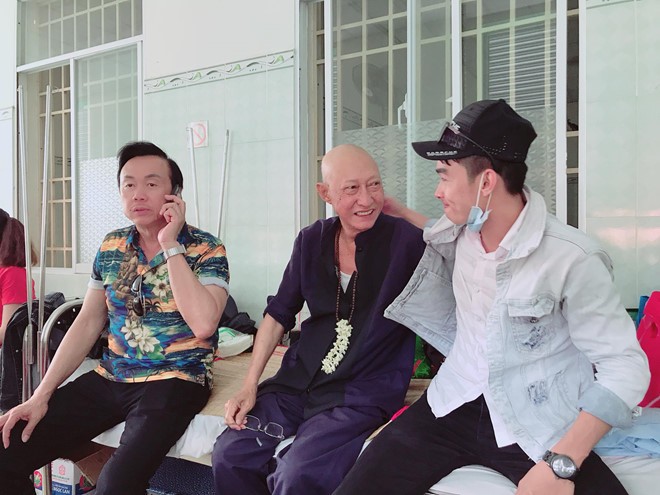 Mai Phuong tham nghe si Le Binh dieu tri ung thu cung khoa hinh anh 3