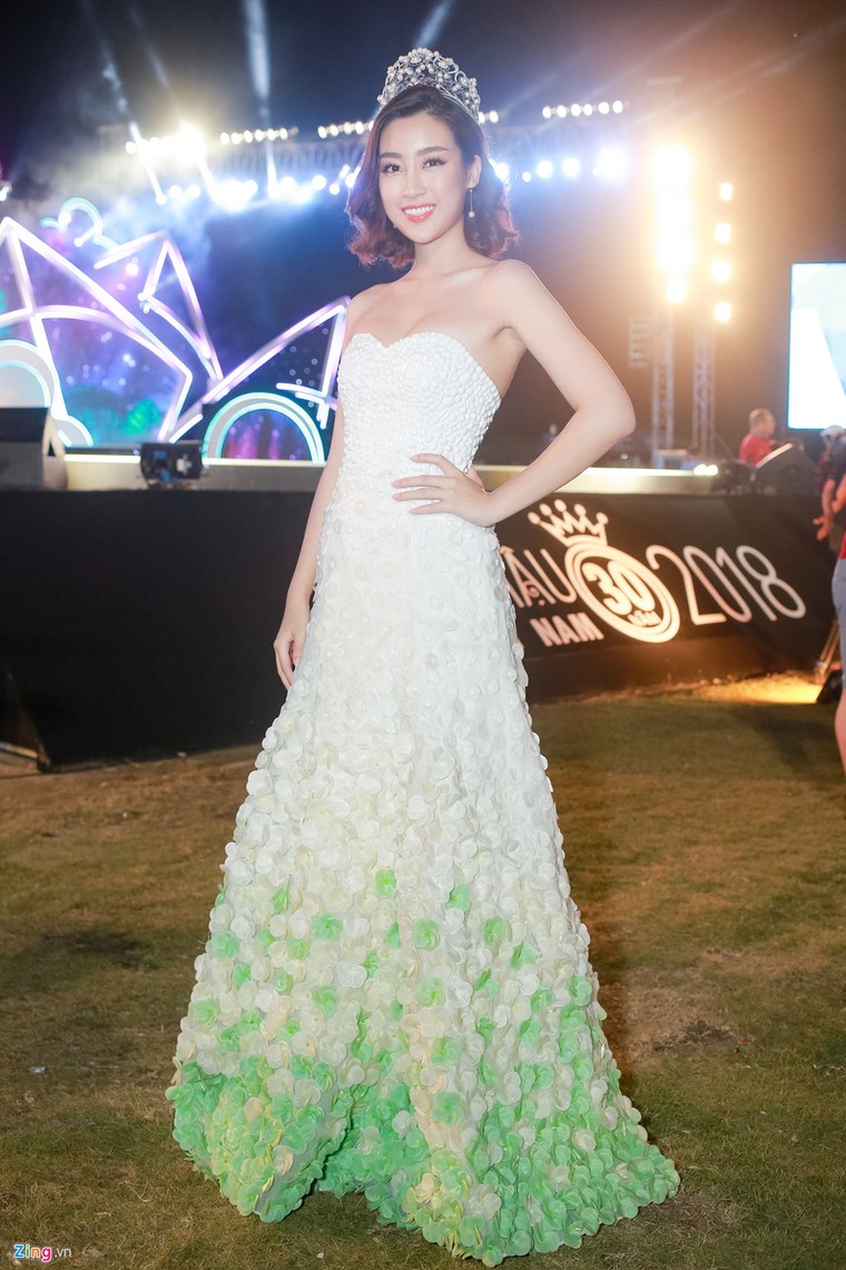 Me Huyen My xach do, ho tong con gai tren tham do Hoa hau Viet Nam hinh anh 3