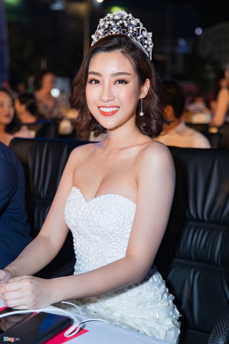 Me Huyen My xach do, ho tong con gai tren tham do Hoa hau Viet Nam hinh anh 4