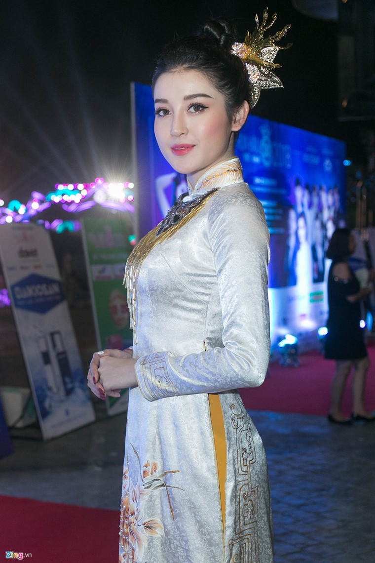 Me Huyen My xach do, ho tong con gai tren tham do Hoa hau Viet Nam hinh anh 1